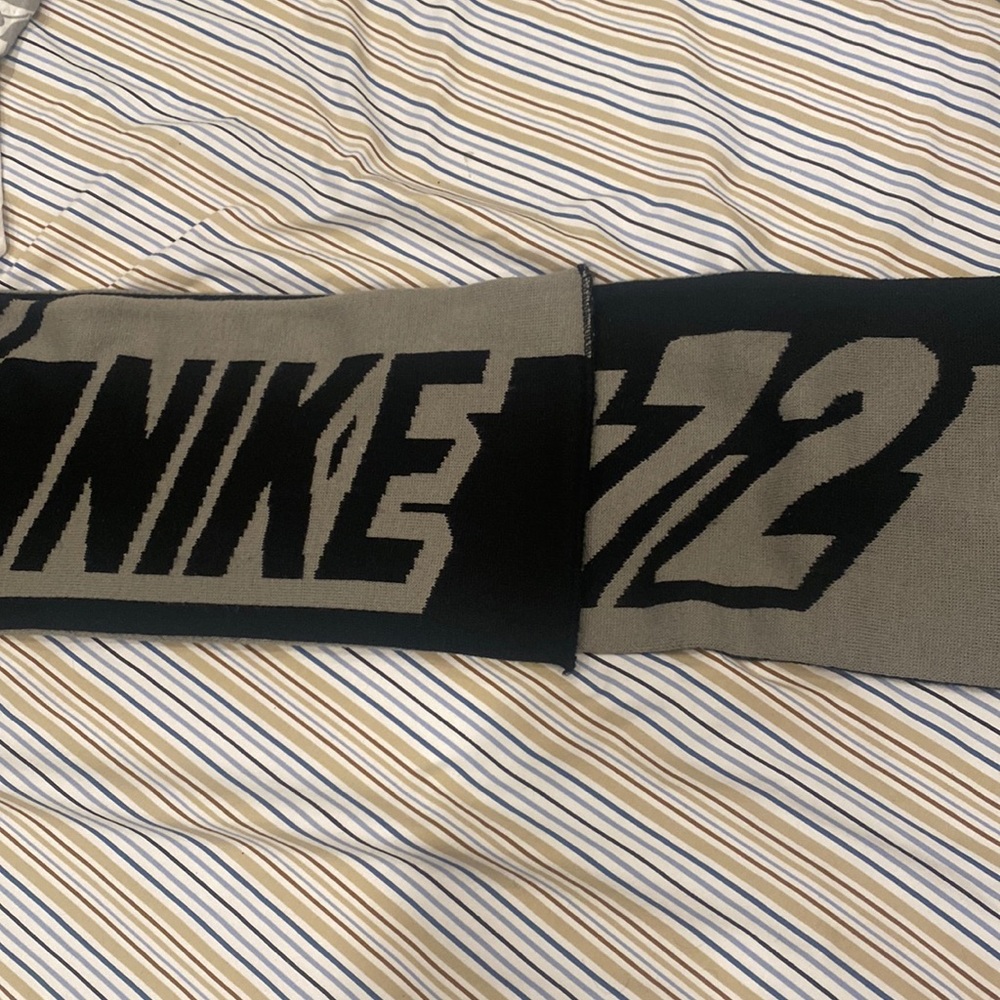 Nike scarf rarely used black and gray color soft and warm